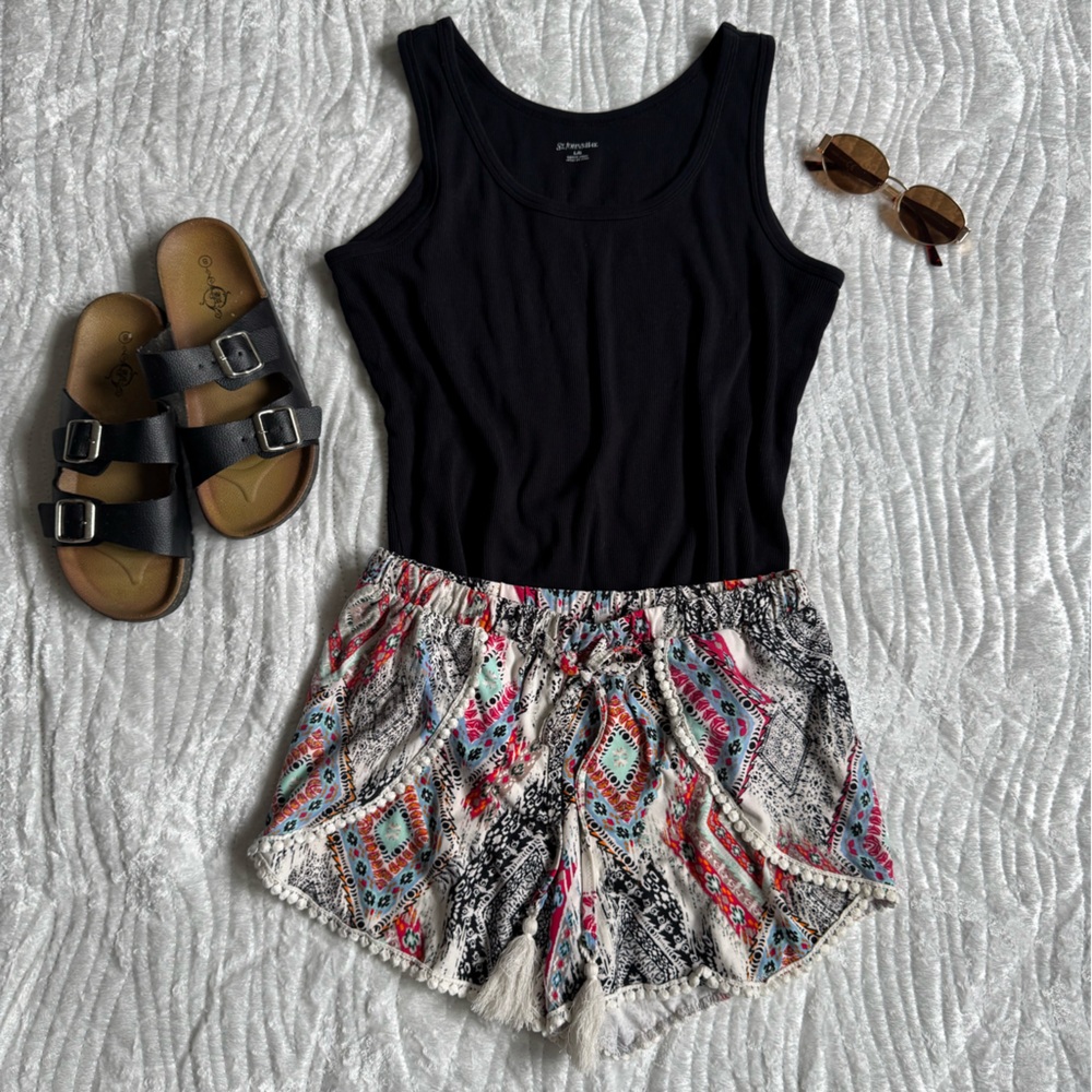 ✨Like New!😍Hot Kiss Black Aztec Multicolor Printed Shorts